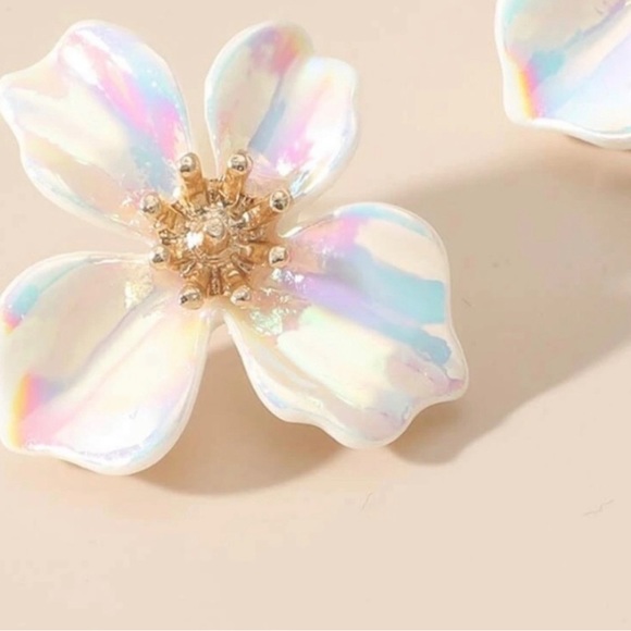 Last! 🆕 Anthro acrylic floral iridescent studs - Picture 3 of 5